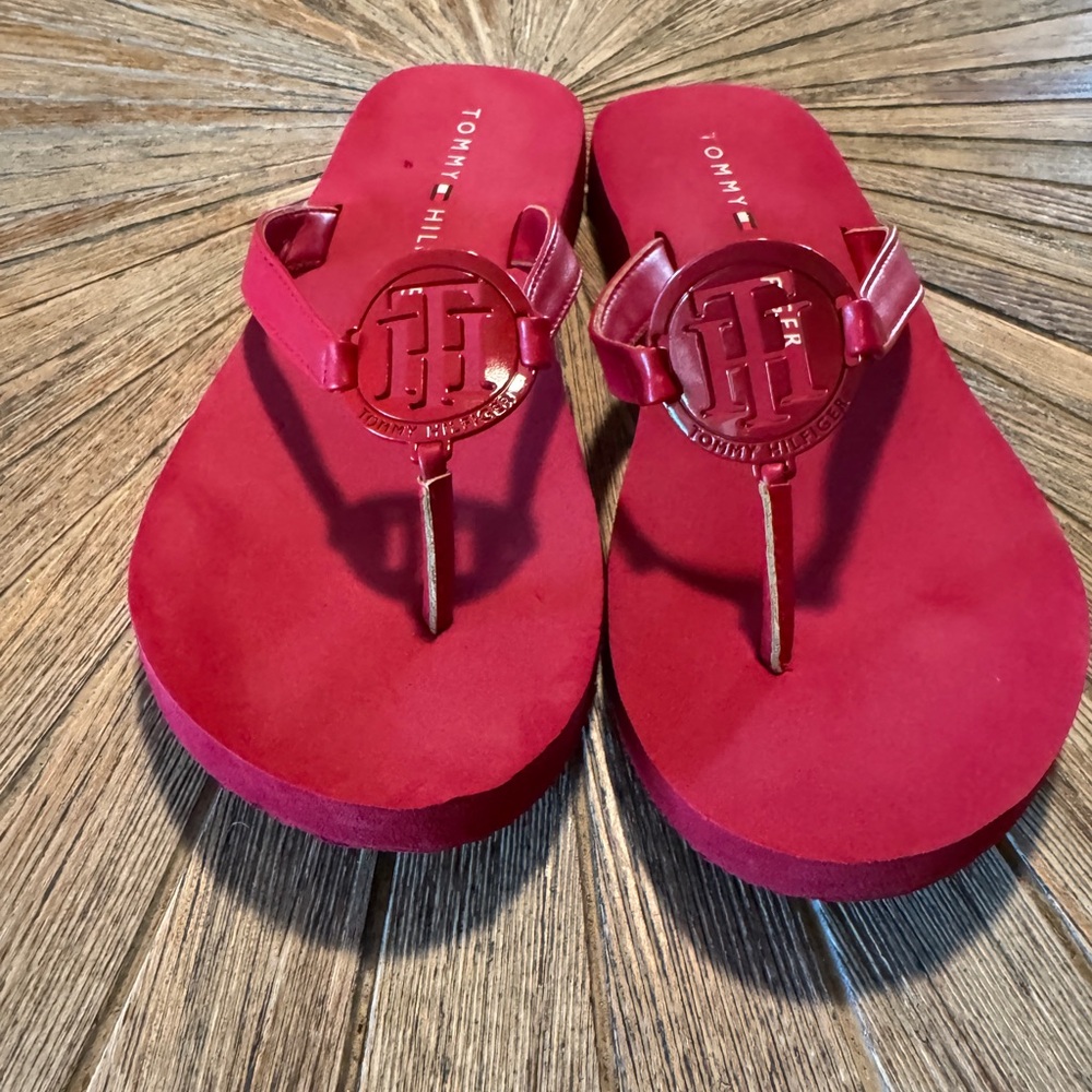 Tommy Hilfiger size 7 red patent leather flip flop sandals metal logo strap